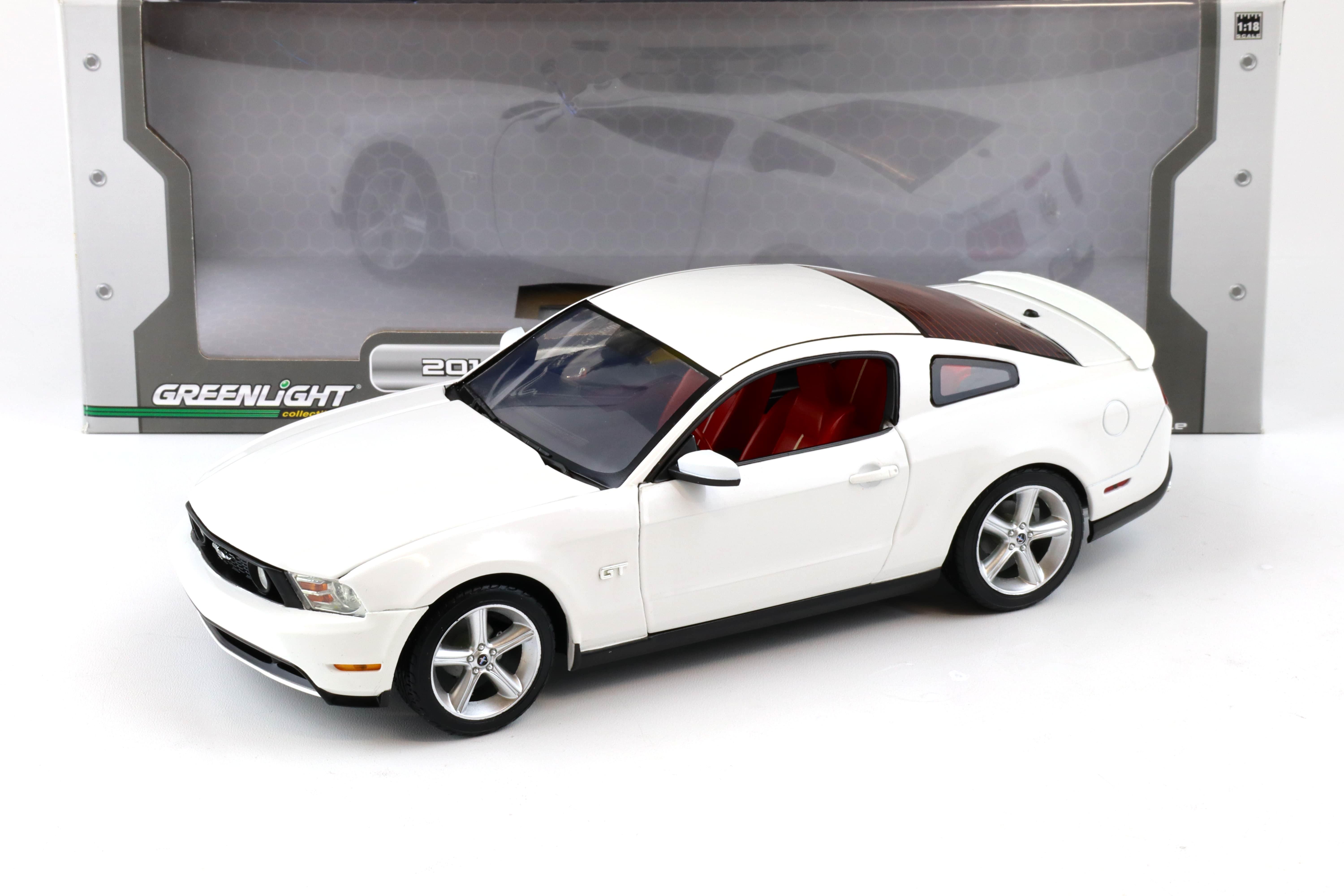 1:18 Greenlight 2010 Ford Mustang GT Coupe white/ red interior 12814