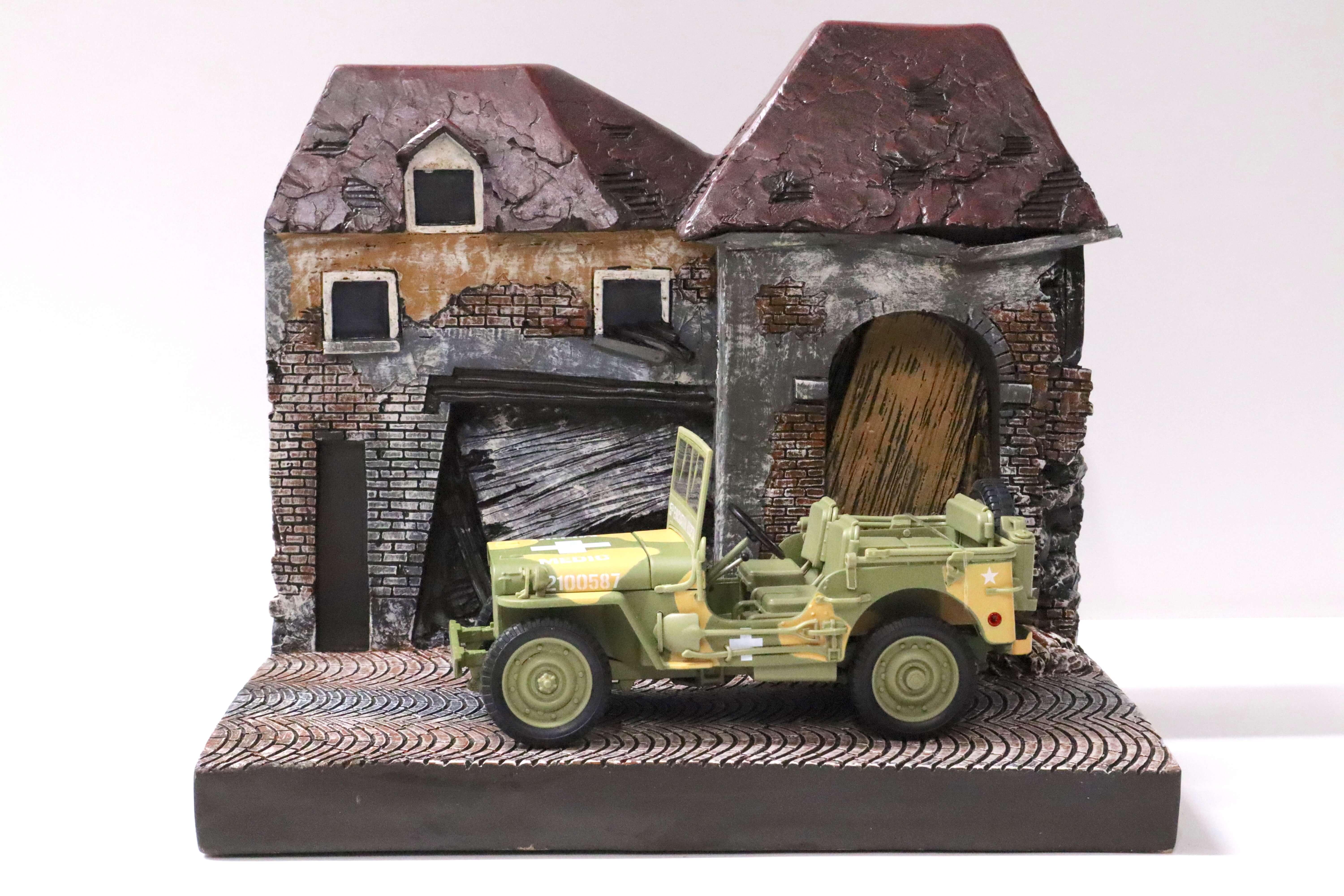 1:18 Auto World Resin Backdrop Diorama "War torn Building/ Beschädigtes Gebäude" 