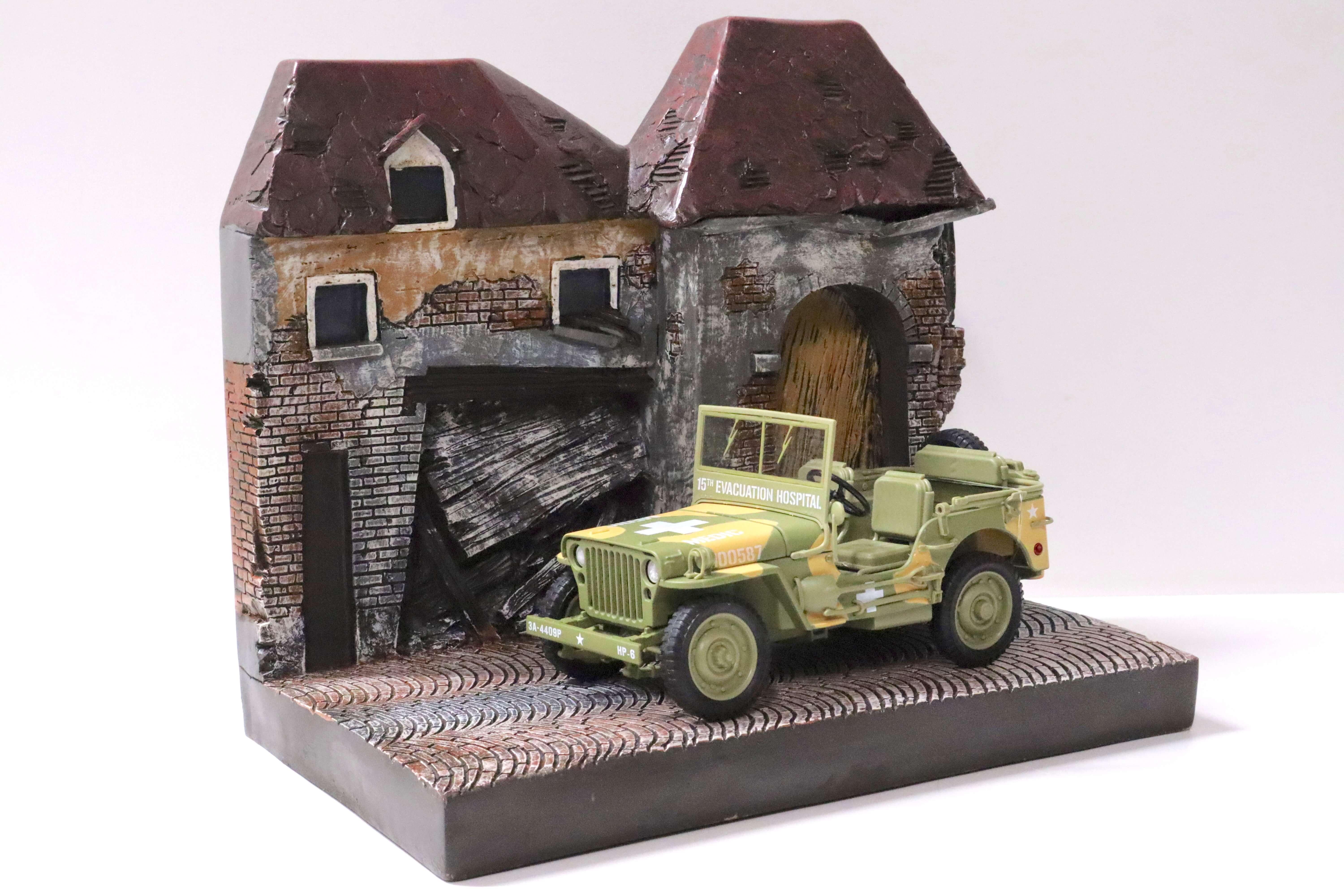 1:18 Auto World Resin Backdrop Diorama "War torn Building/ Beschädigtes Gebäude" 