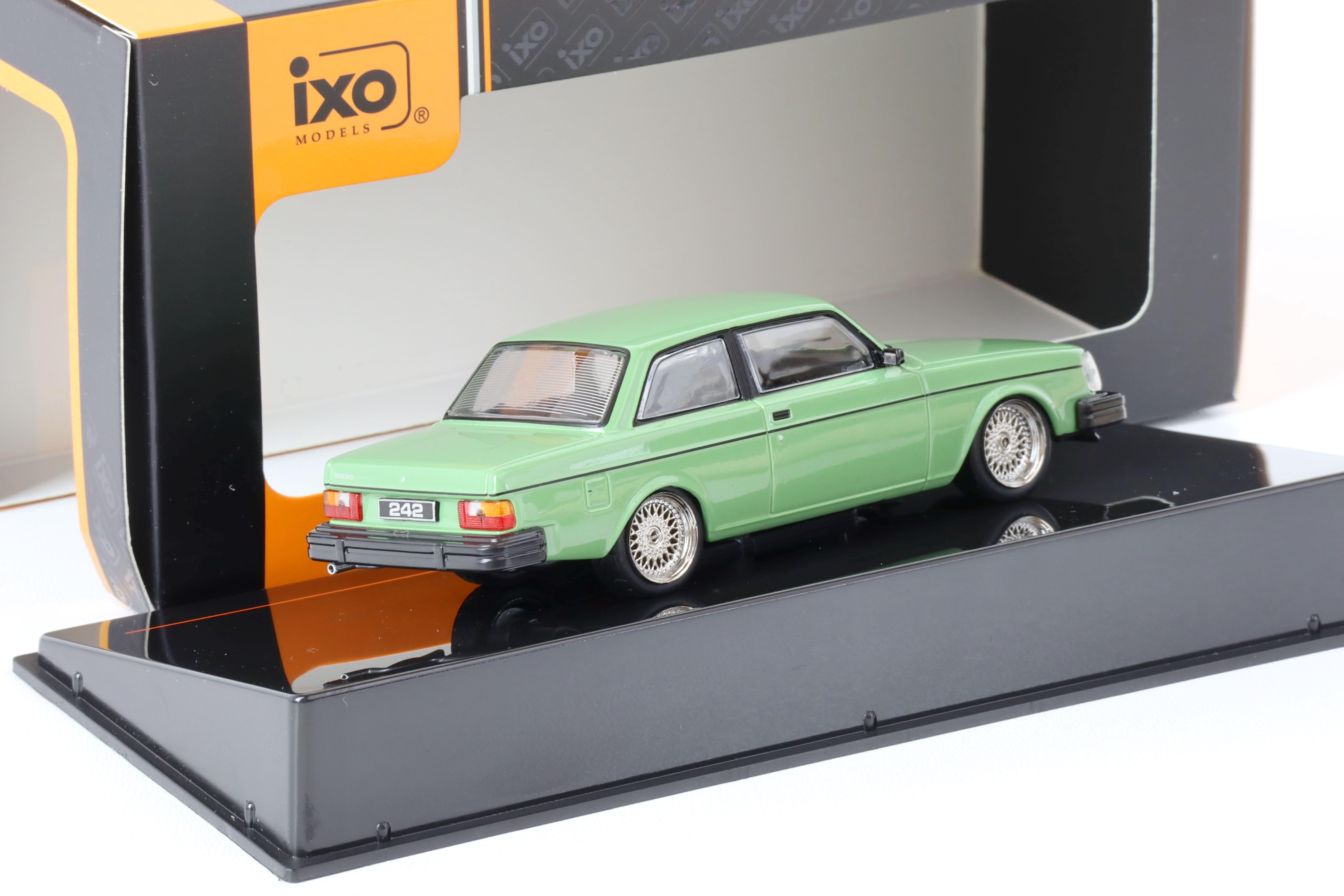 1:43 IXO Volvo 242 Custom green 1980