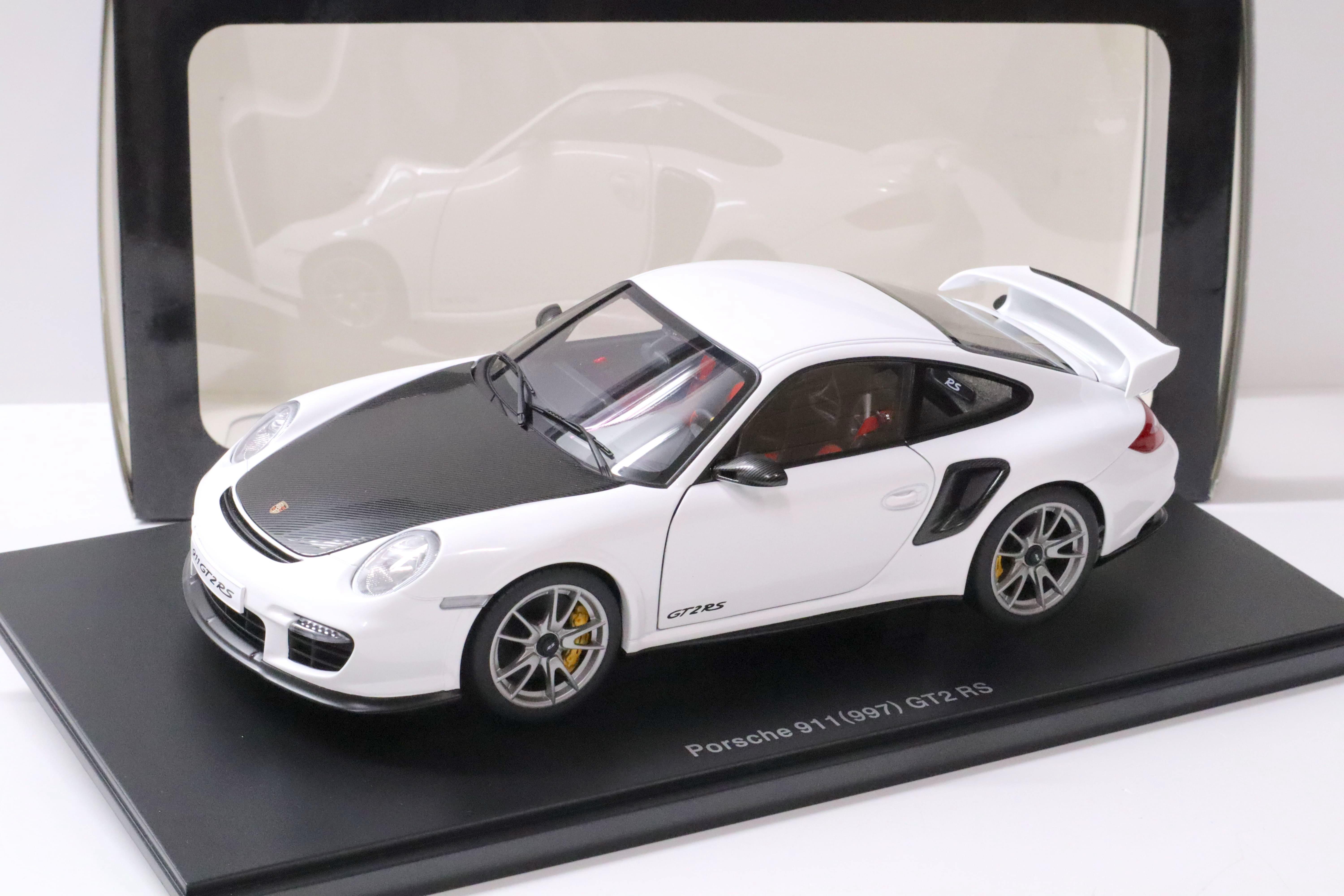 1:18 AUTOart Porsche 911 (997) GT2 RS white/ Carbon 