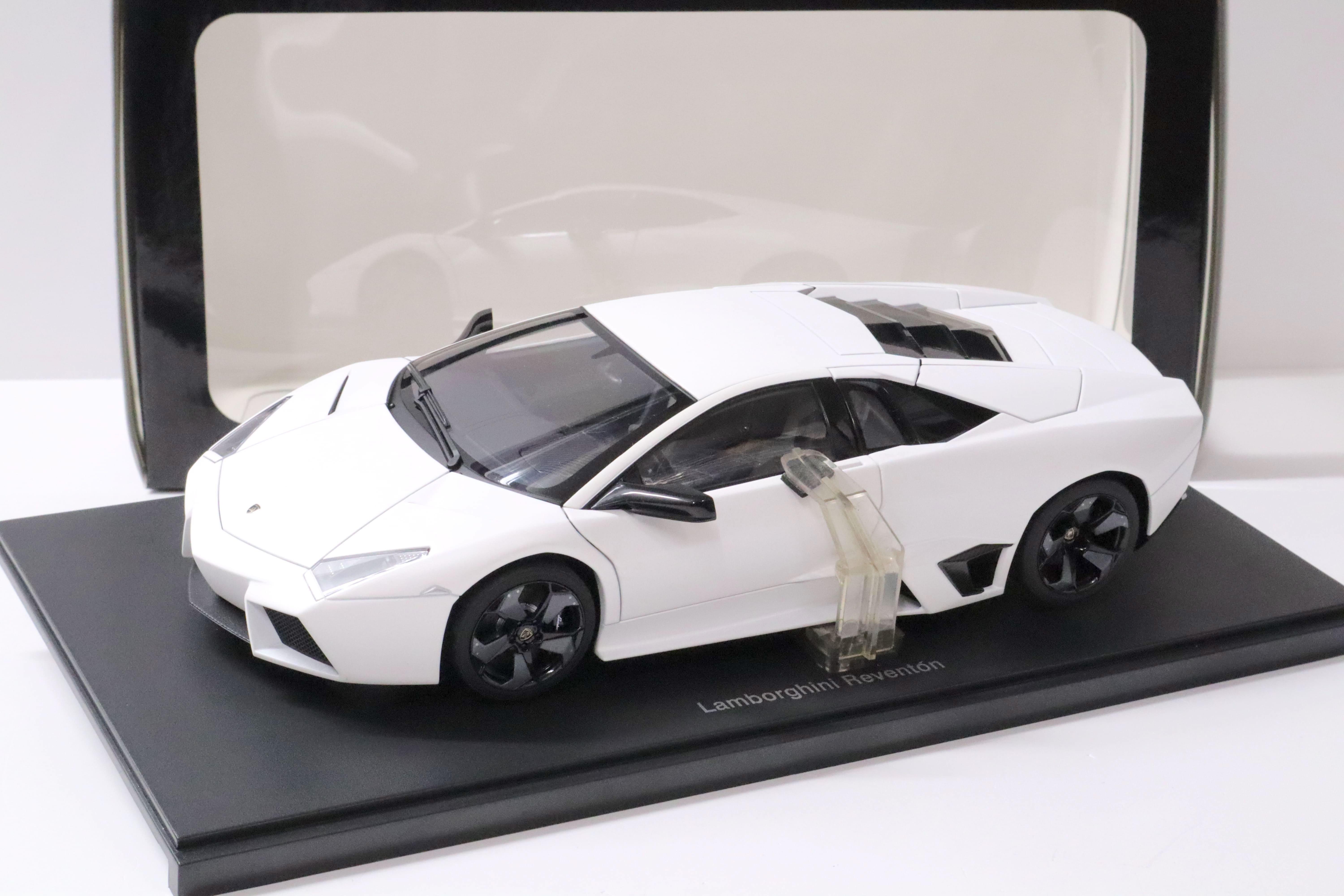 1:18 AUTOart Lamborghini Reventon matt white