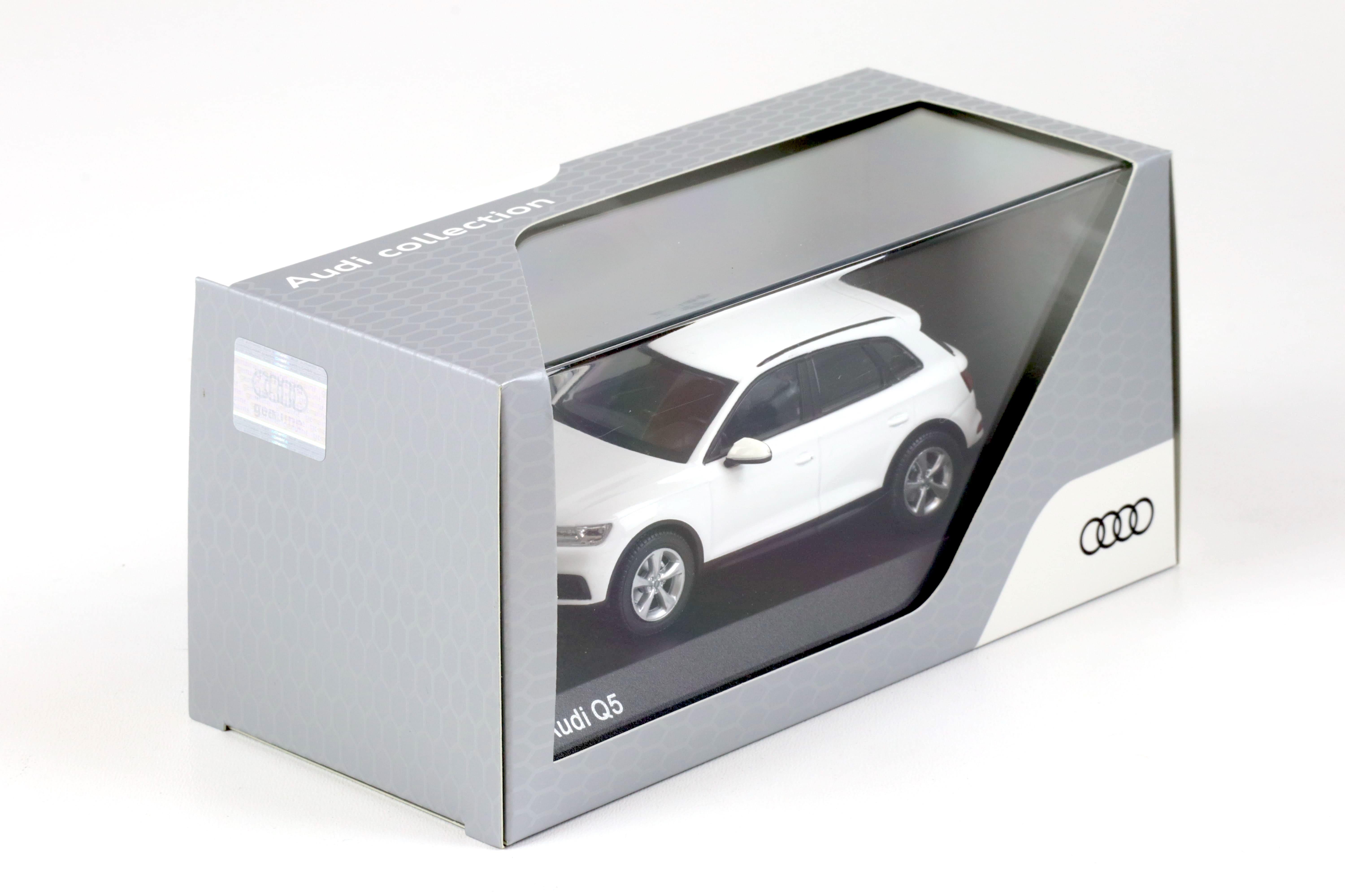 1:43 iScale Audi Q5 Ibis white 2017 DEALER VERSION